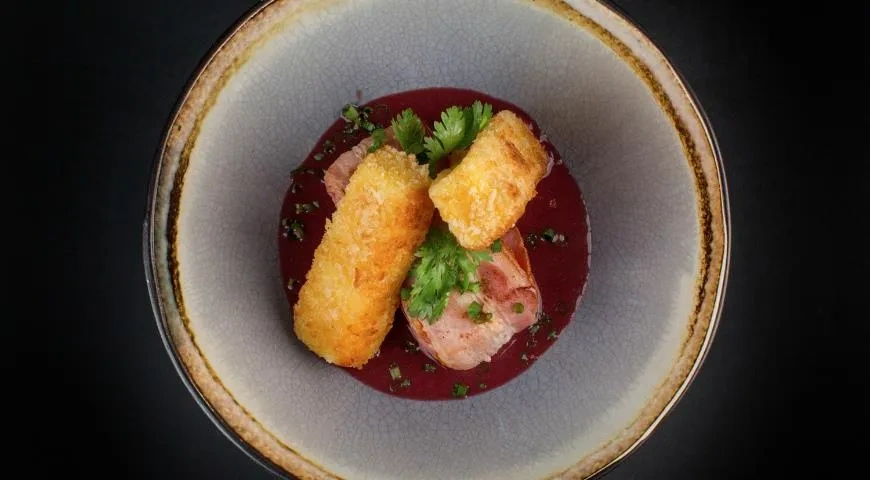 Арбуз в беконе с хрустящим сулугуни и красным соусом