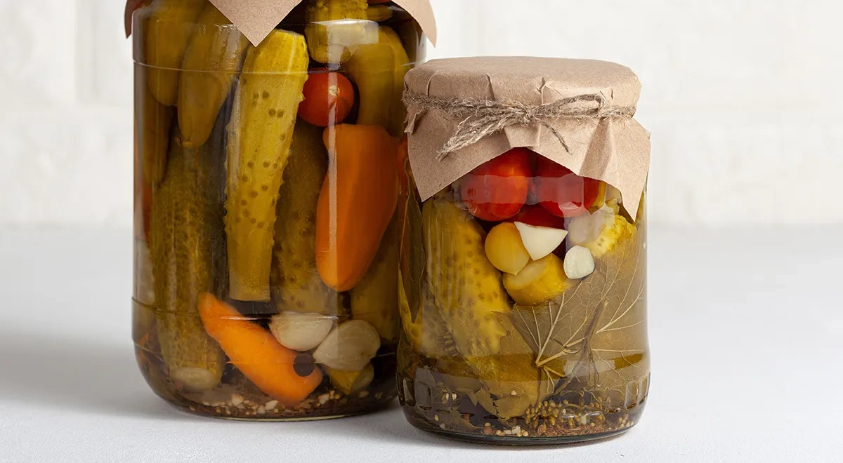 Ассорти из маринованных огурцов с помидорами черри на зиму