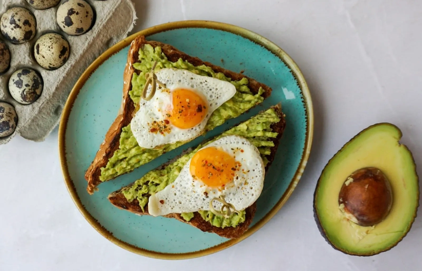 Авокадо-тост с перепелиными яйцами