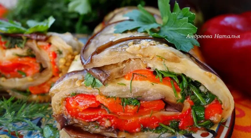 Баклажановый рулет с запеченным перцем