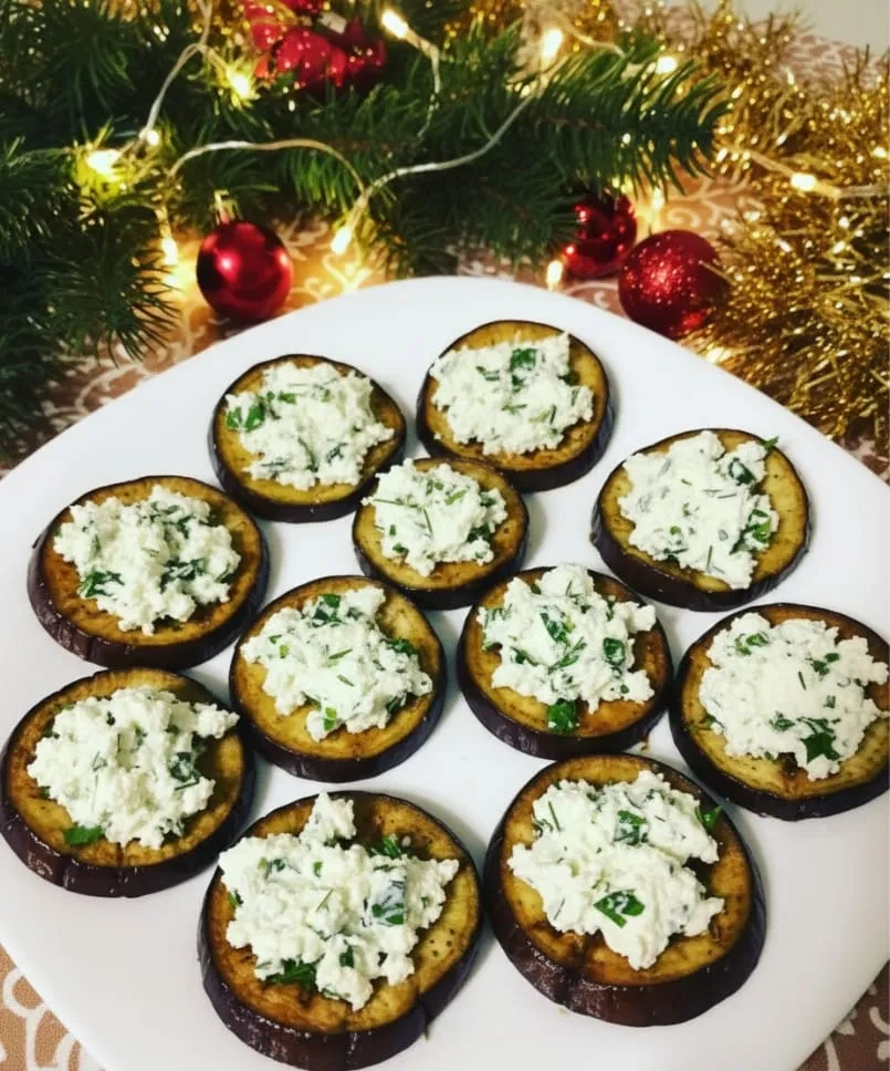Запечённые баклажаны с брынзой и зеленью