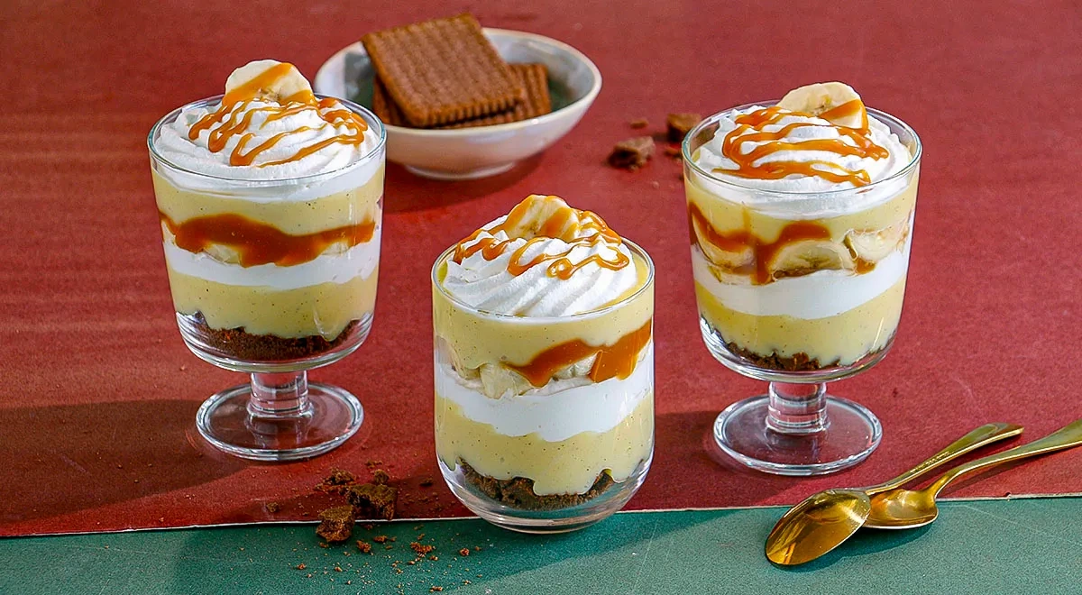 Банановый десерт с карамелью