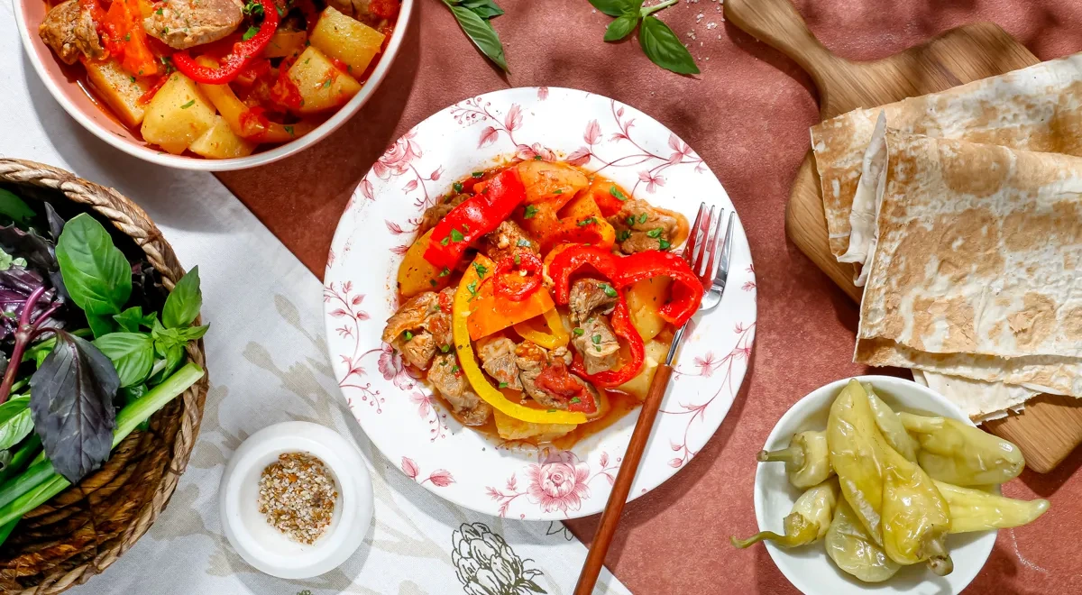 Баранина с картошкой и овощами на сковороде