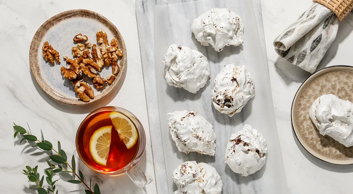 Безе с орехами и шоколадной крошкой