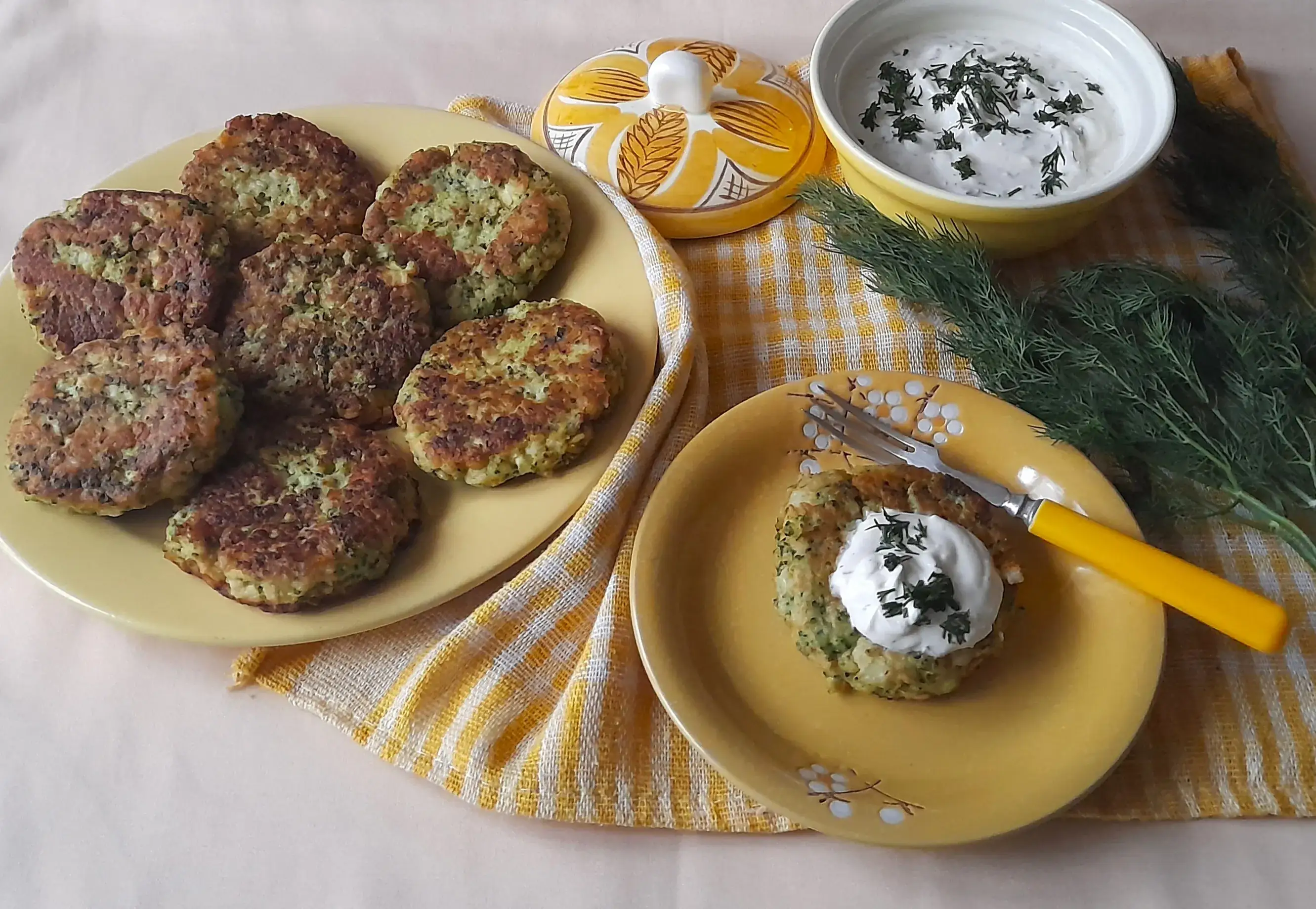 Биточки из брокколи со сметанным соусом