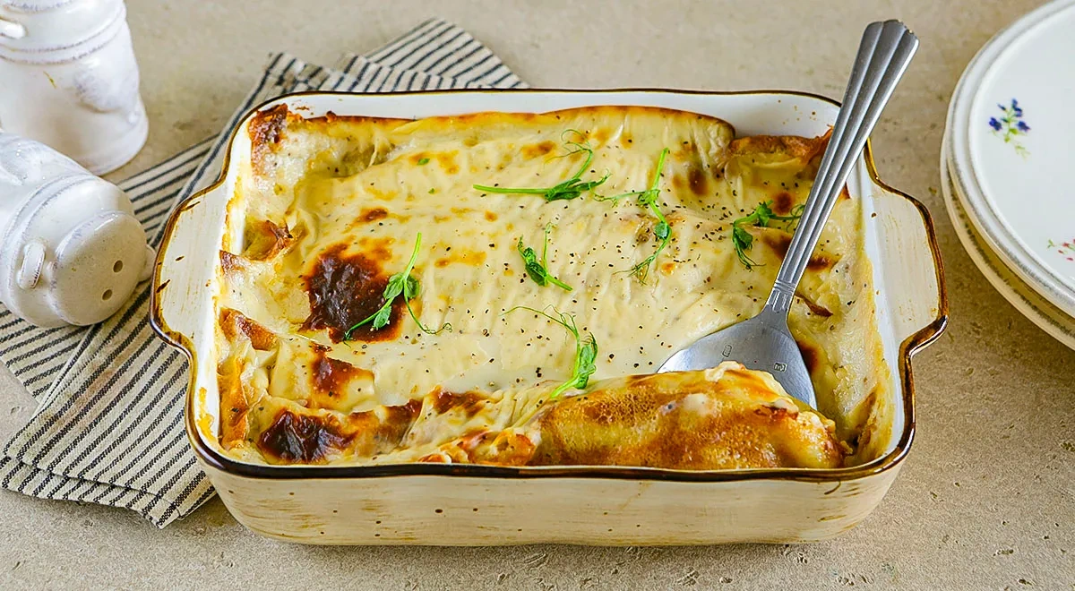 Блинная запеканка с курицей и брокколи