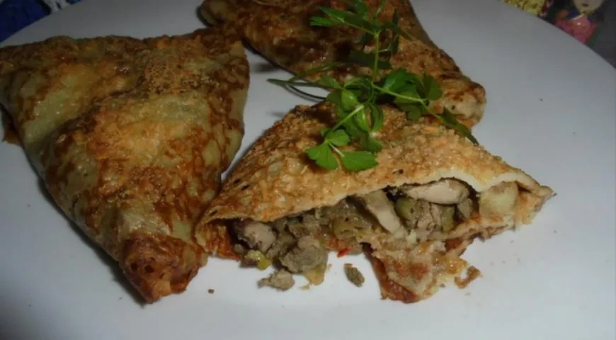 Блинные пирожки с куриной печенью и луком