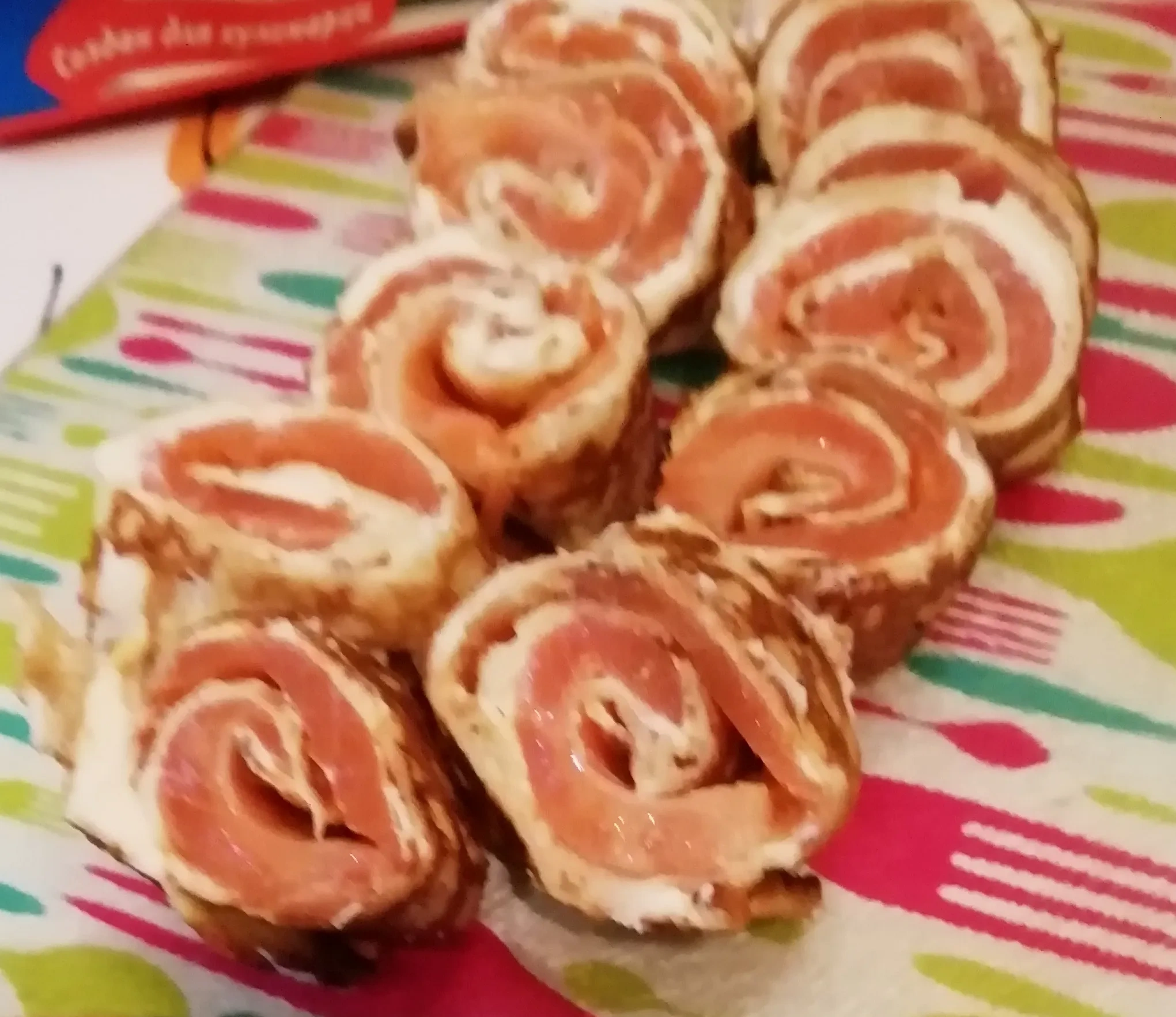 Блинные рулеты с сыром и рыбой