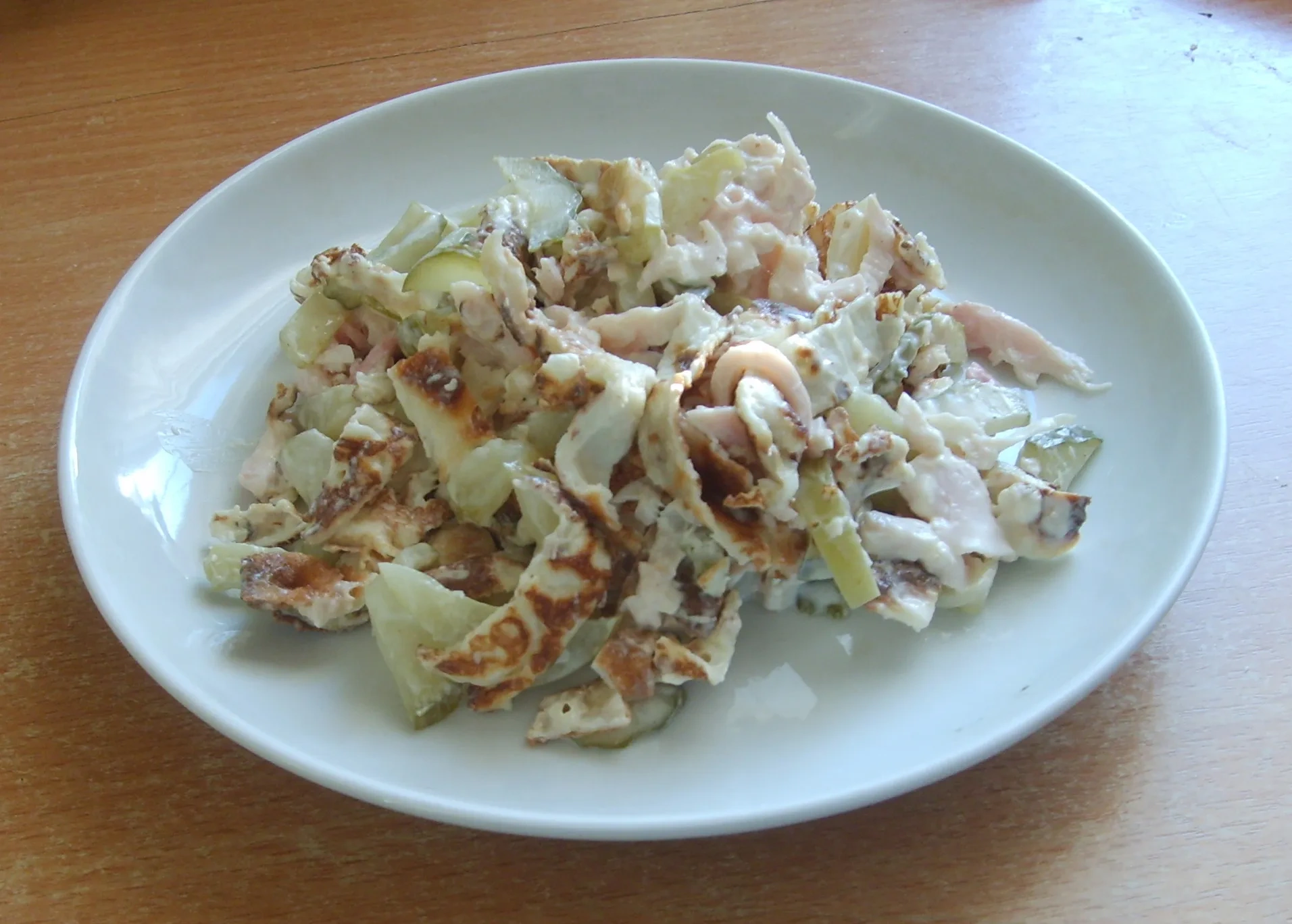 Блинный салат с солёными огурчиками