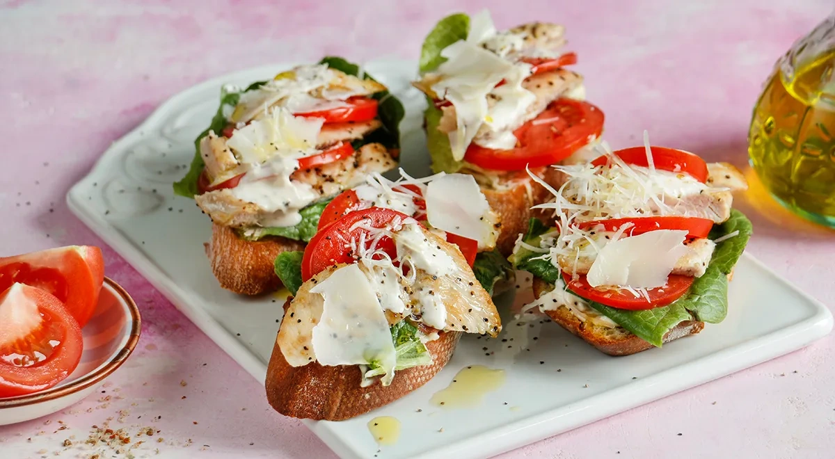 Брускетта Цезарь с курицей