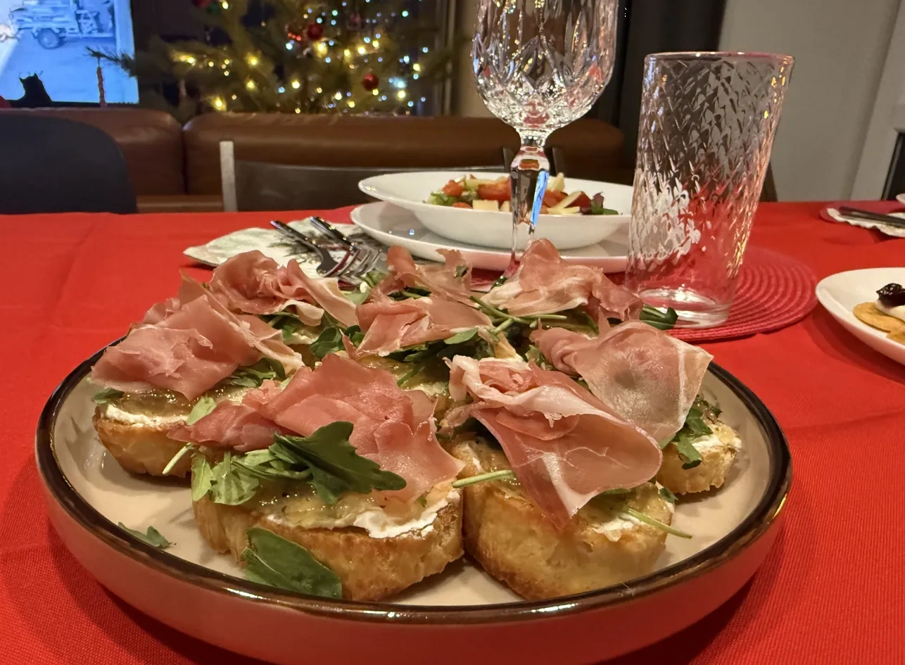 Брускетта с хамоном и апельсиновым джемом