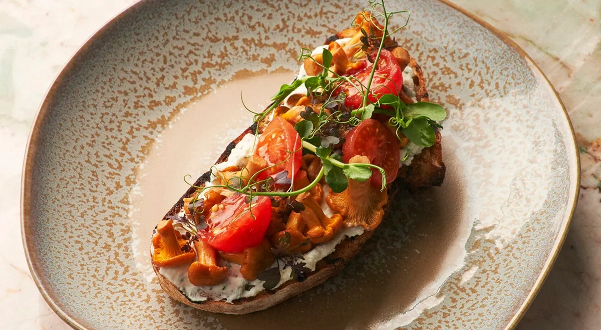 Брускетта с лимонной рикоттой и маринованными лисичками