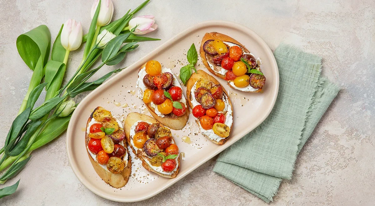 Брускетта с томлёными томатами и рикоттой