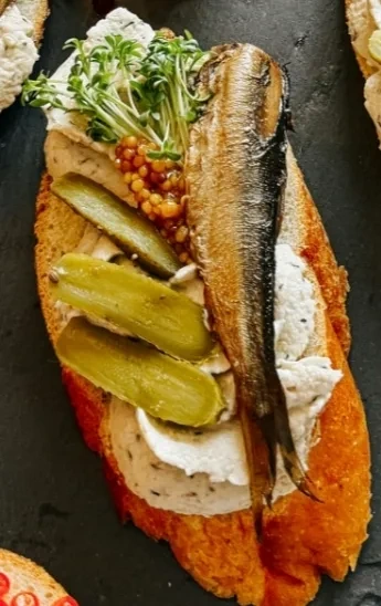 Брускетты со шпротами