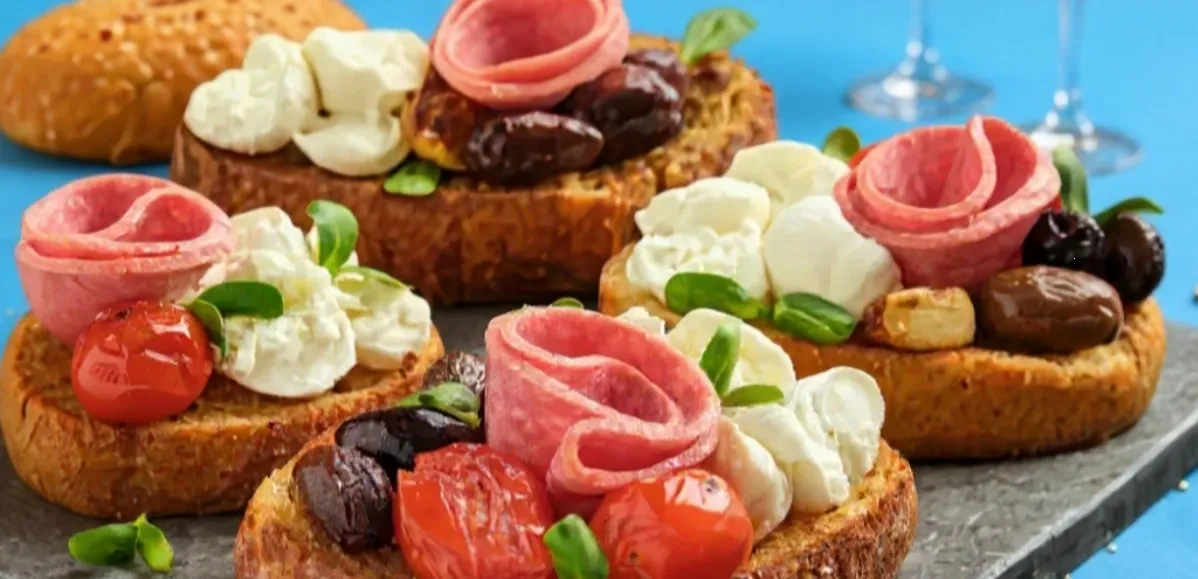 Брускеты с ветчиной и вялеными маслинами