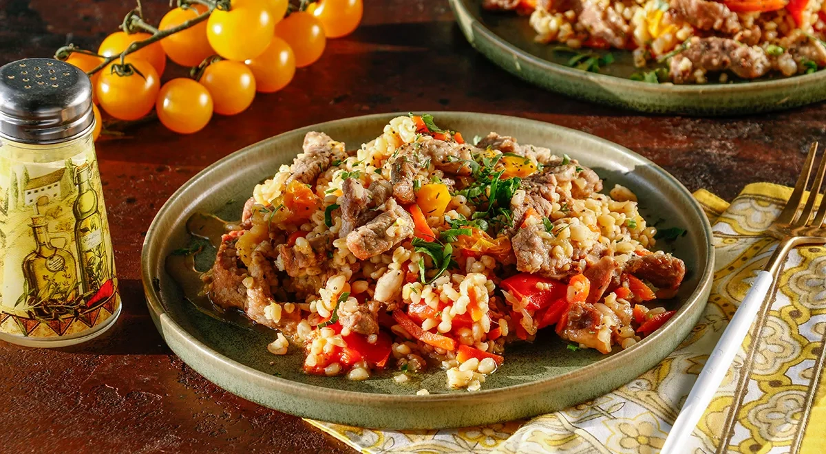 Булгур со свининой и овощами на сковороде