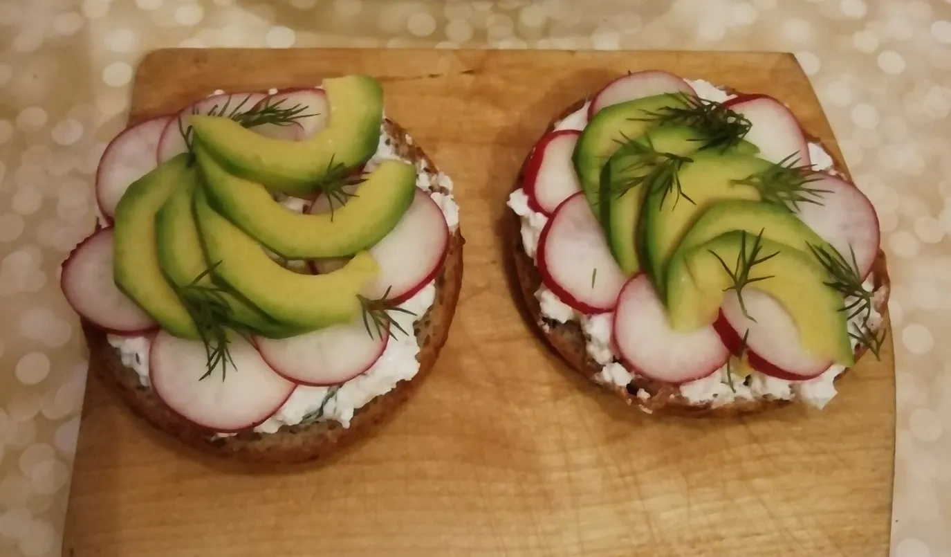 Бутерброды с авокадо и редисом