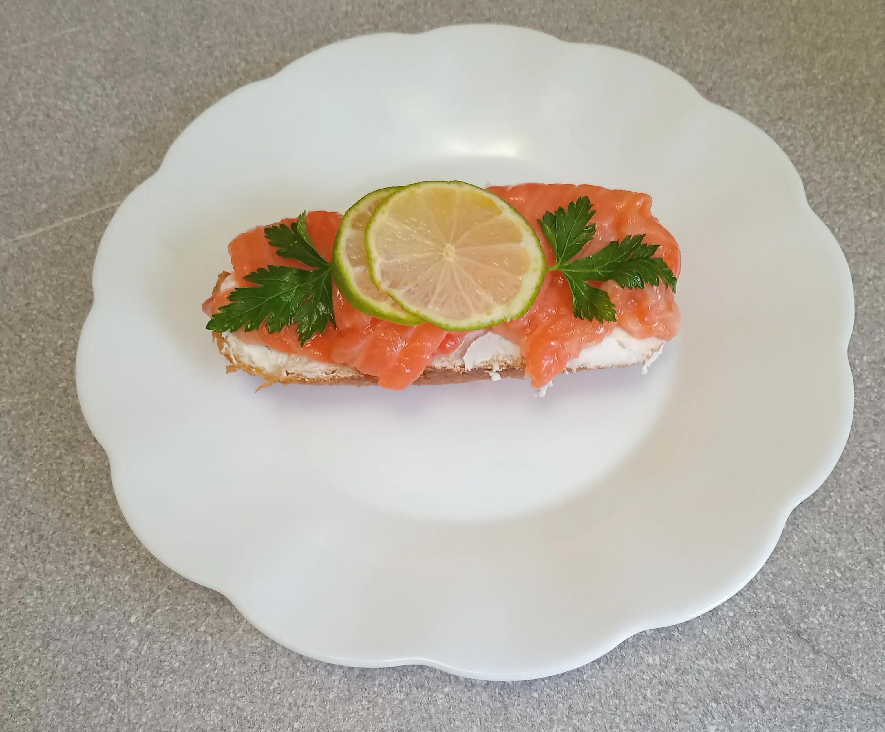 Бутерброды с солёной форелью