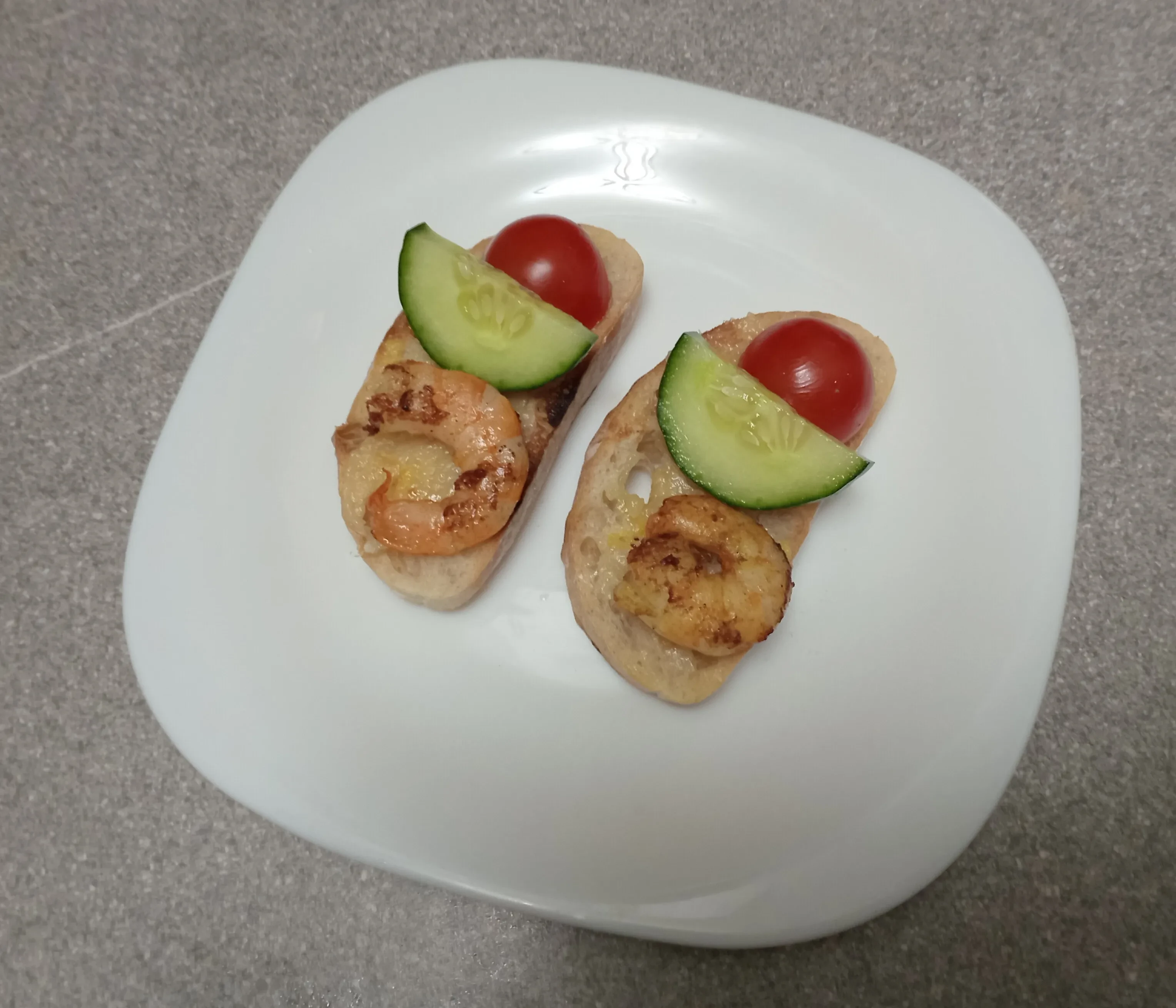 Закуска с чесноком и креветками