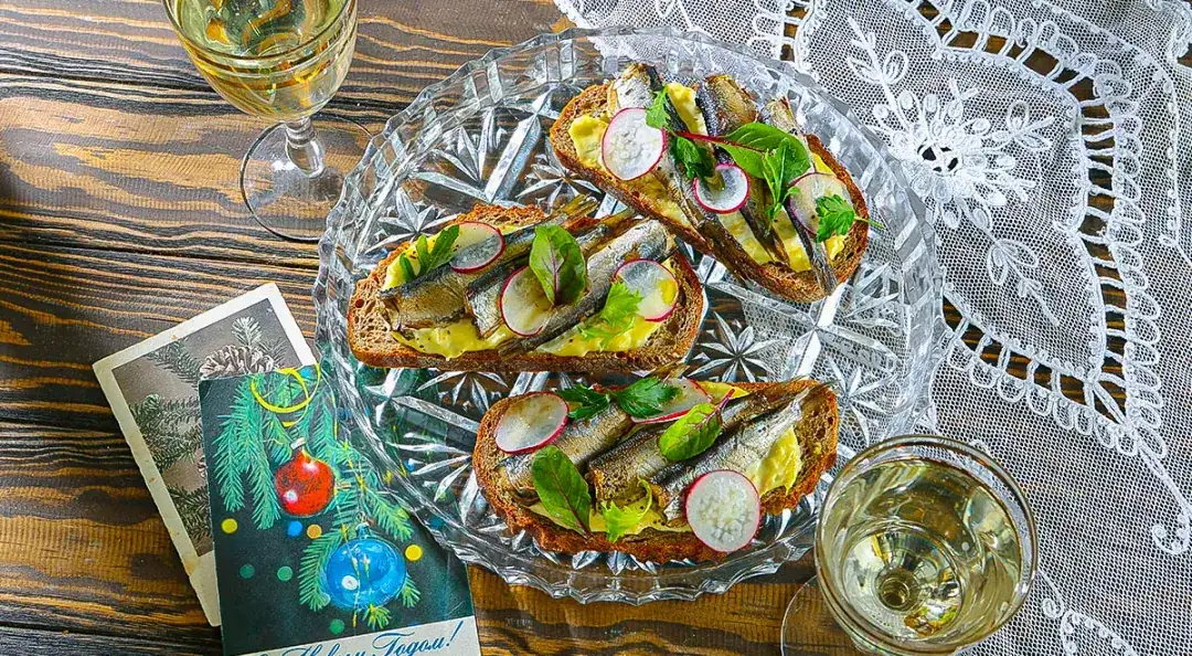 Бутерброды со шпротами и лимонным майонезом