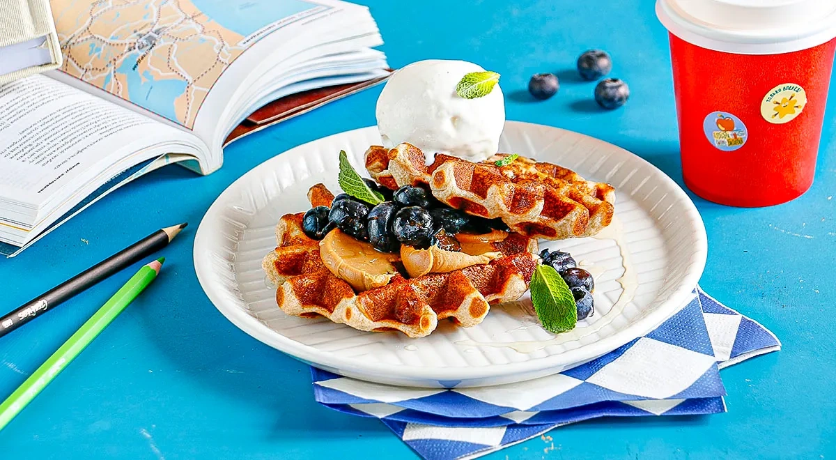 Цельнозерновые вафли с арахисовой пастой, ягодами и мороженым