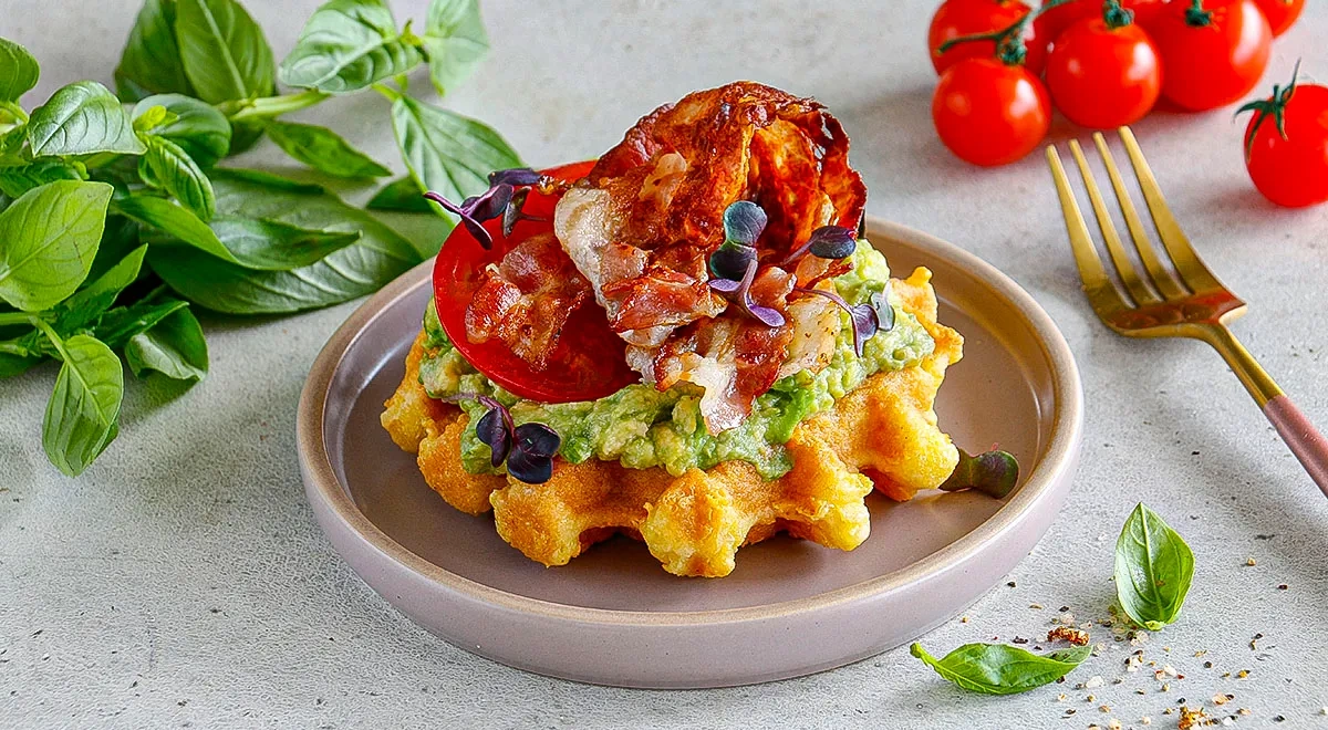 Чафли с авокадо, беконом и помидорами