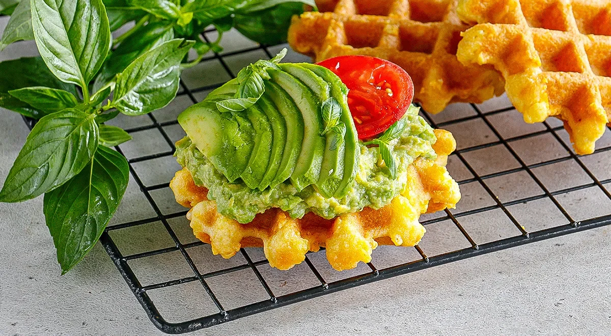 Чафли с авокадо, помидорами и базиликом