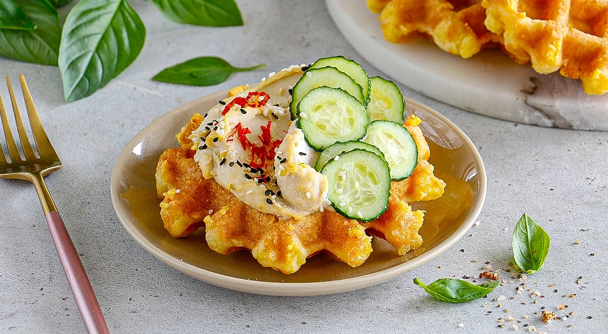 Чафли с хумусом, огурцом и кунжутом