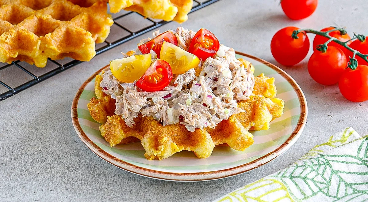 Чафли с тунцом, красным луком и сельдереем