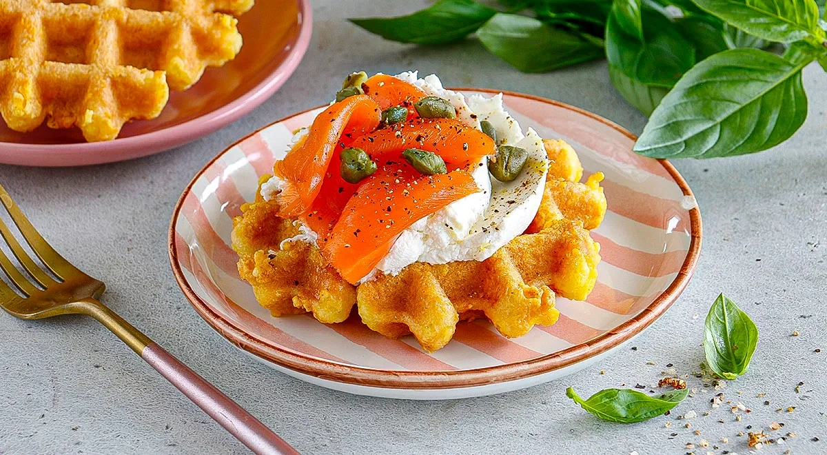 Чафли с творожным сыром, копченым лососем, лимоном и каперсами
