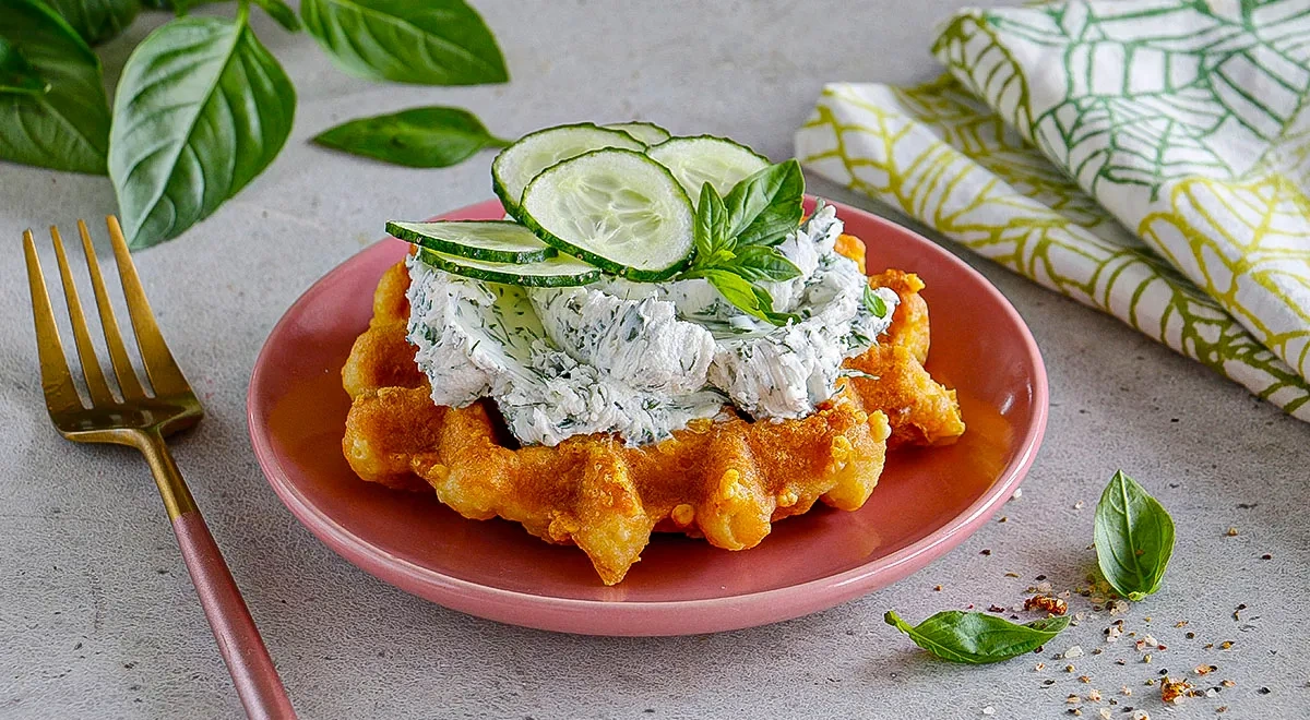 Чафли с творожным сыром, огурцом и зеленью