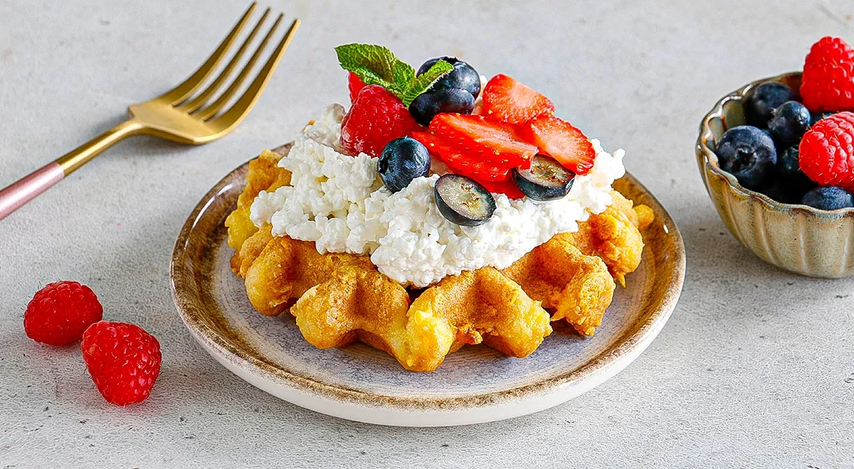 Чафли с зерненым творогом, ягодами и мятой