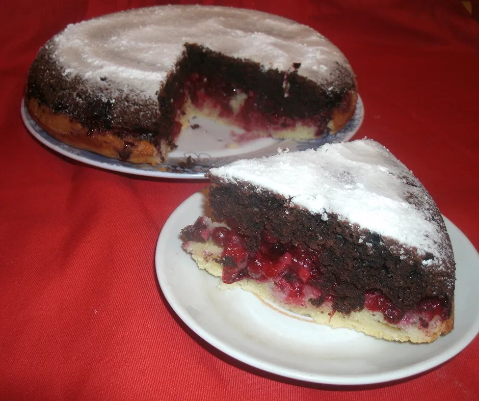 Черно-белый пирог с брусникой