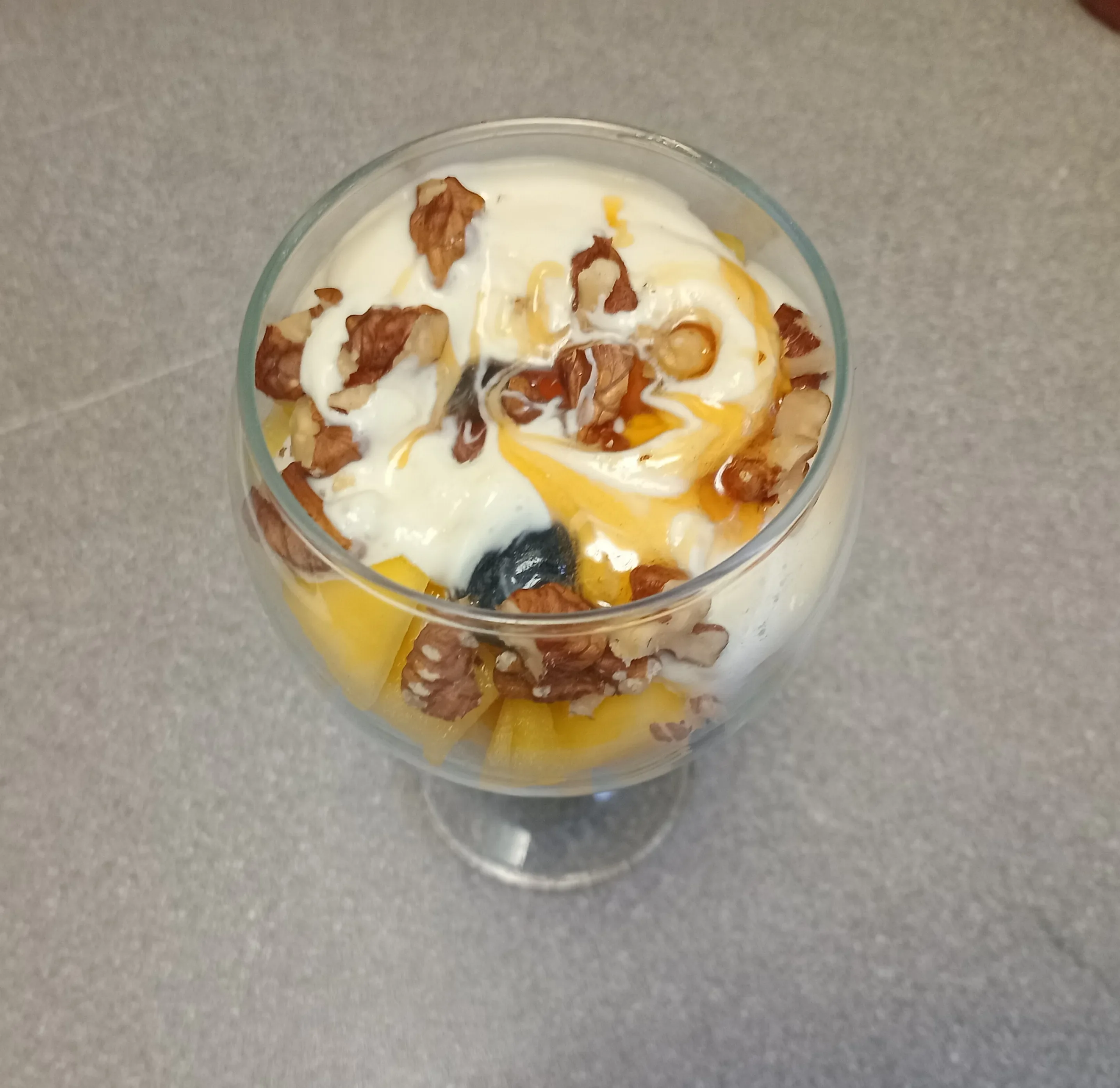 Десерт с манго и взбитыми сливками