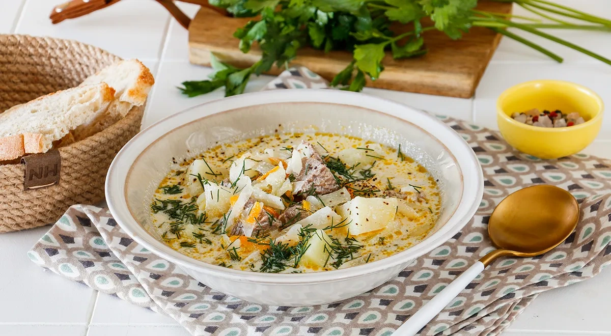 Домашние щи с капустой, мясом и молоком