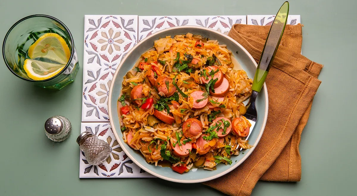 Домашняя солянка с капустой, рисом и сосисками
