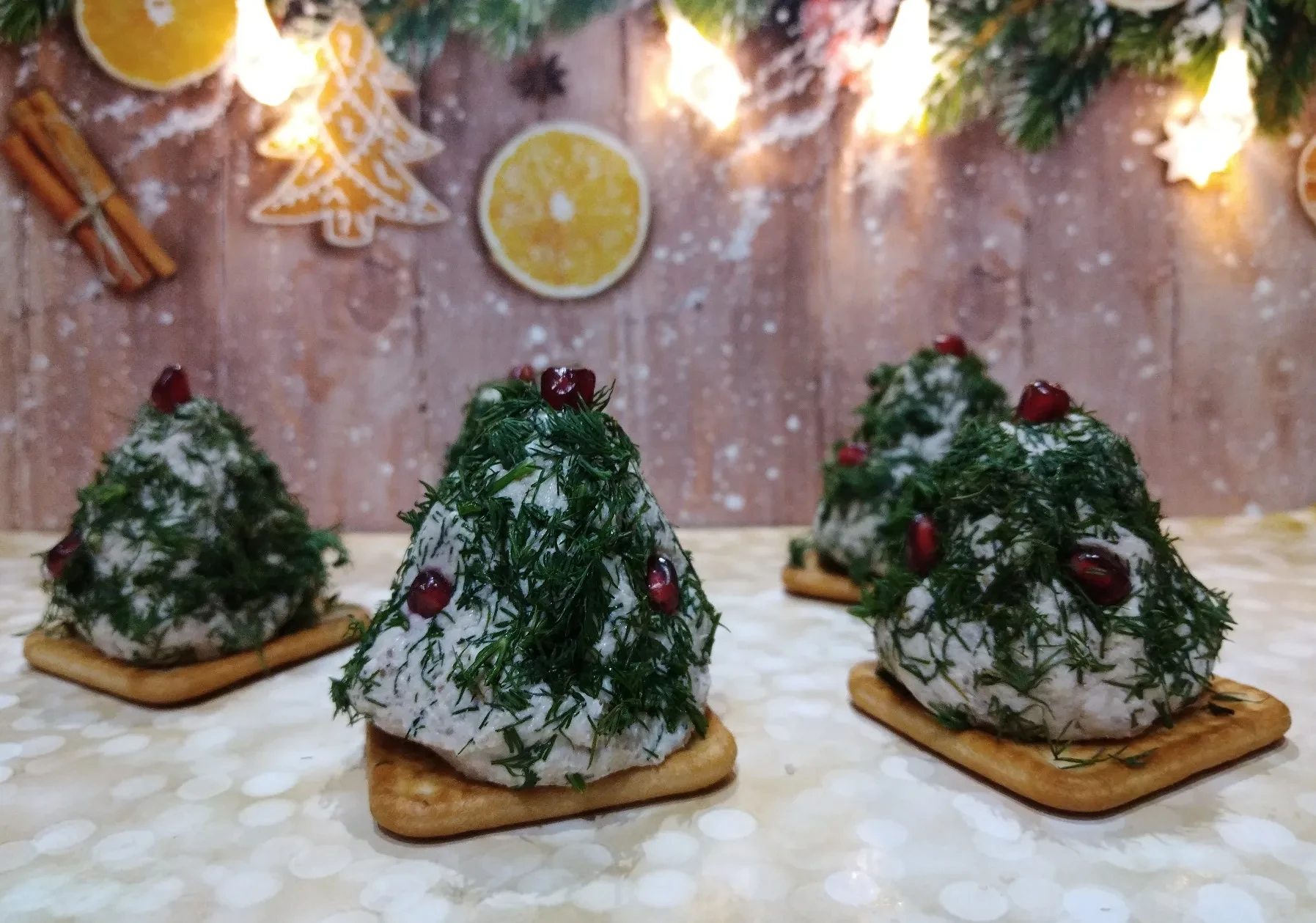 Ёлочки из куриного паштета на крекерах