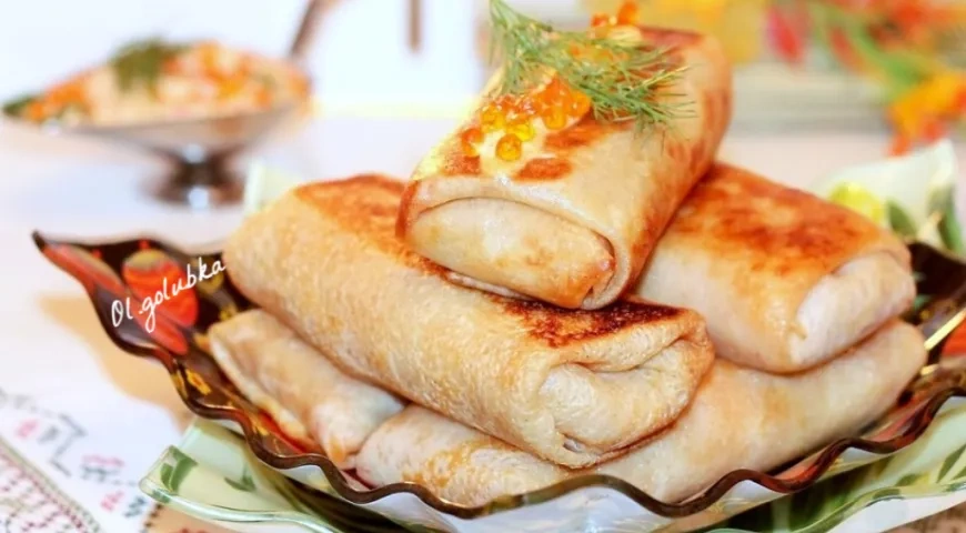 Фаршированные блины с икорным соусом