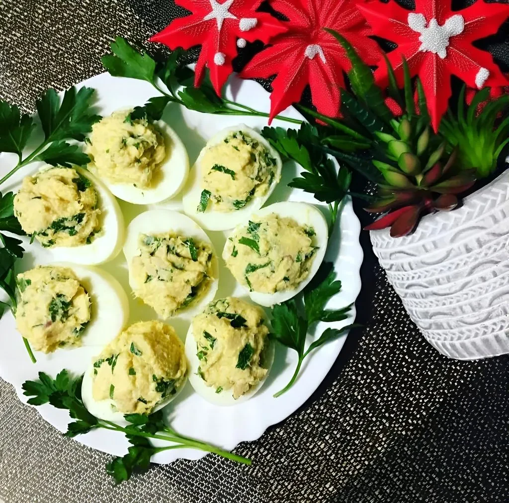 Фаршированные яйца с зеленью «по-домашнему»