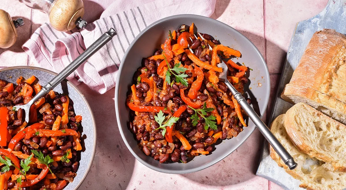 Фасоль с овощами в томатном соусе