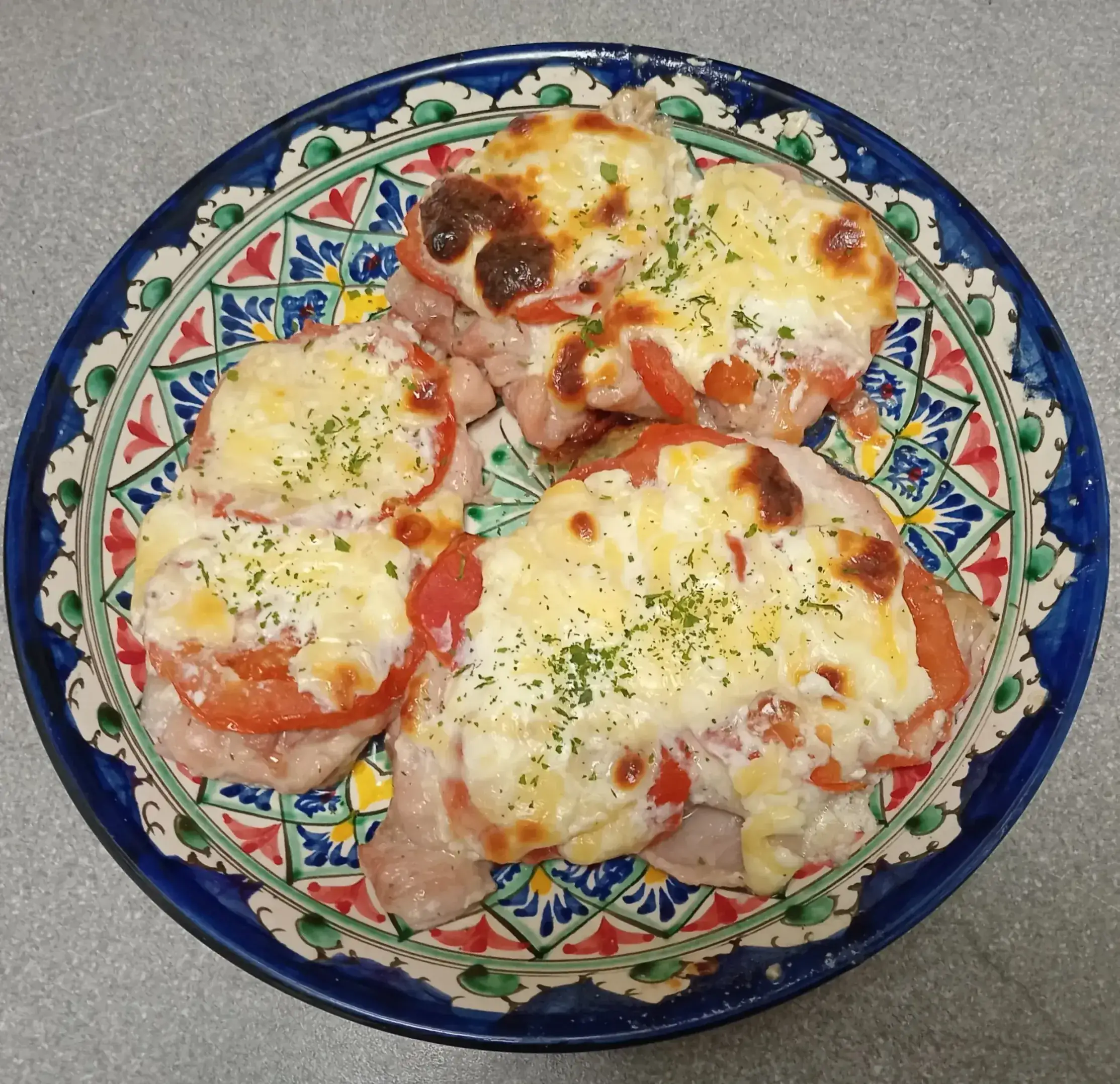 Филе куриного бедра под помидорами