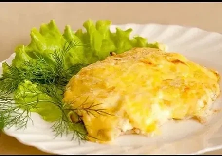 Филе курицы под сырной шапкой на сковороде