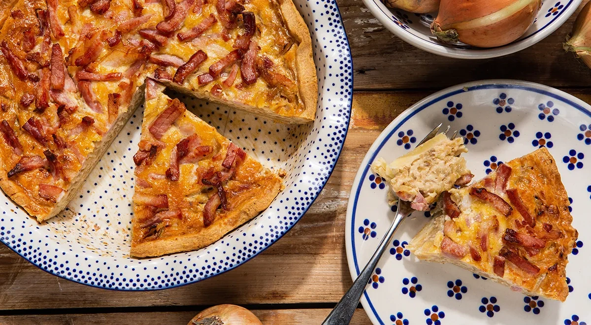 Французский луковый пирог с копченой грудинкой