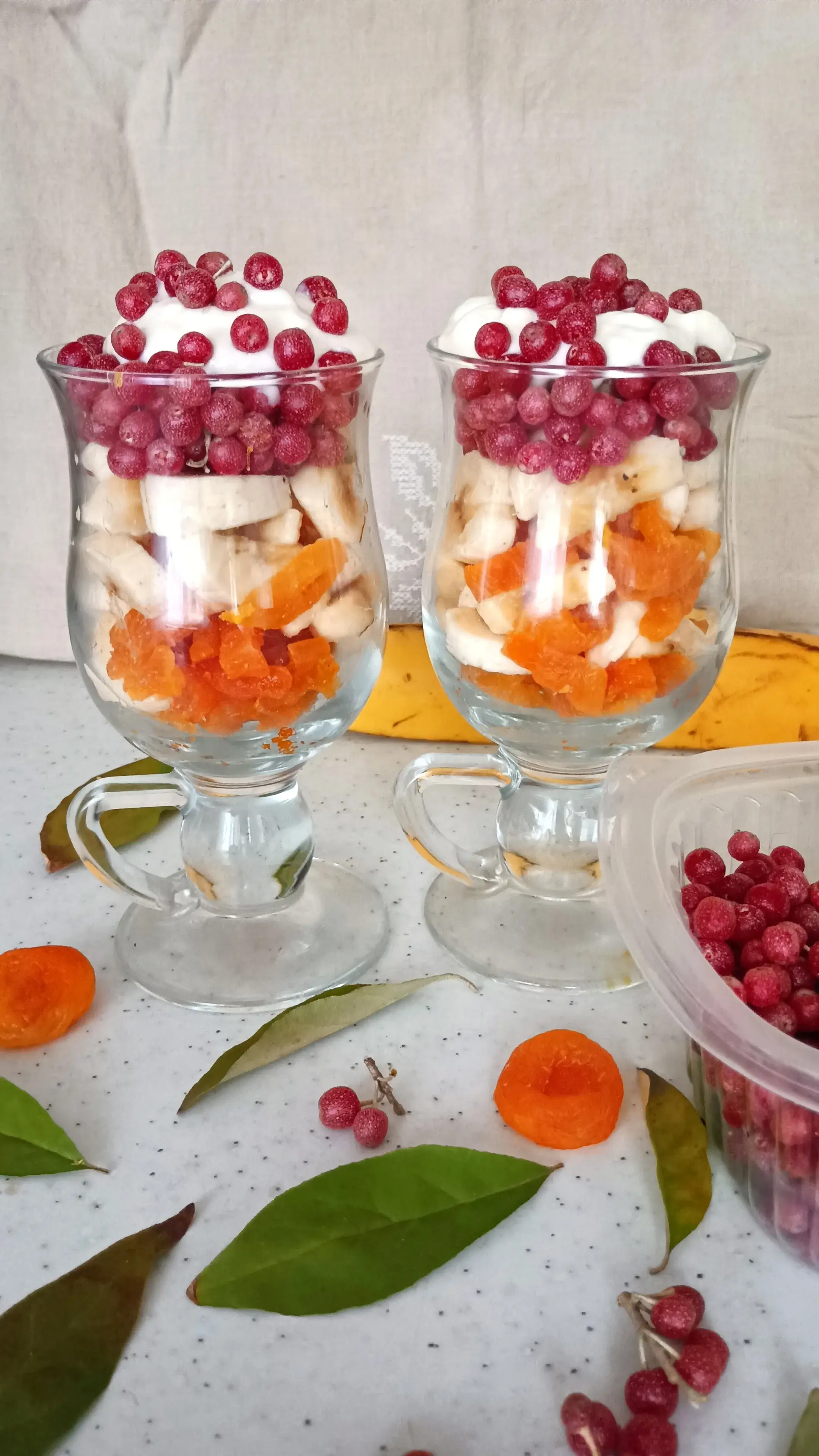 Фруктовый салат из бананов, кураги и ягод шефердии