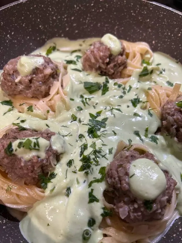 Гнёзда с фаршем и соусом из брокколи