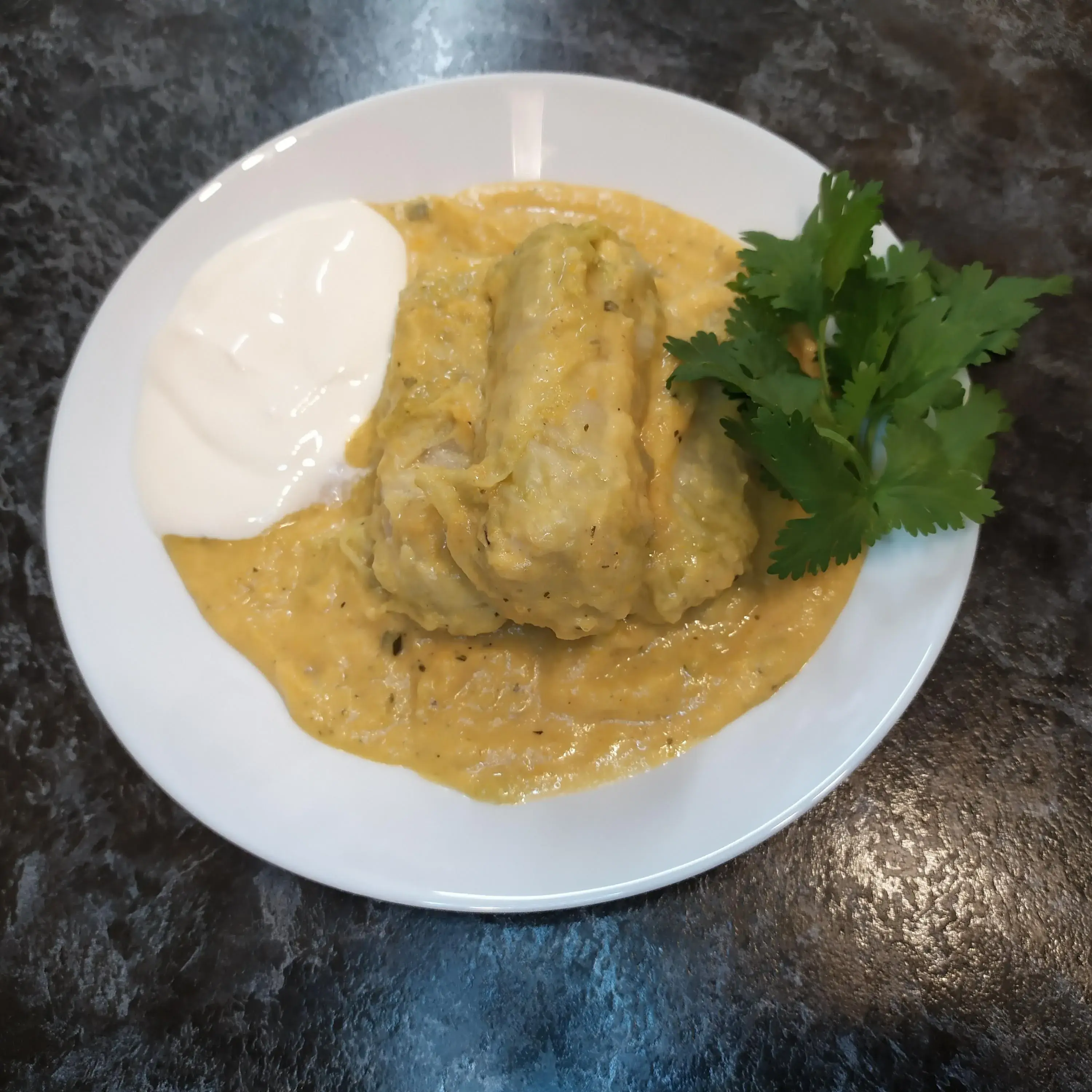 Голубцы из пекинской капусты под овощным соусом