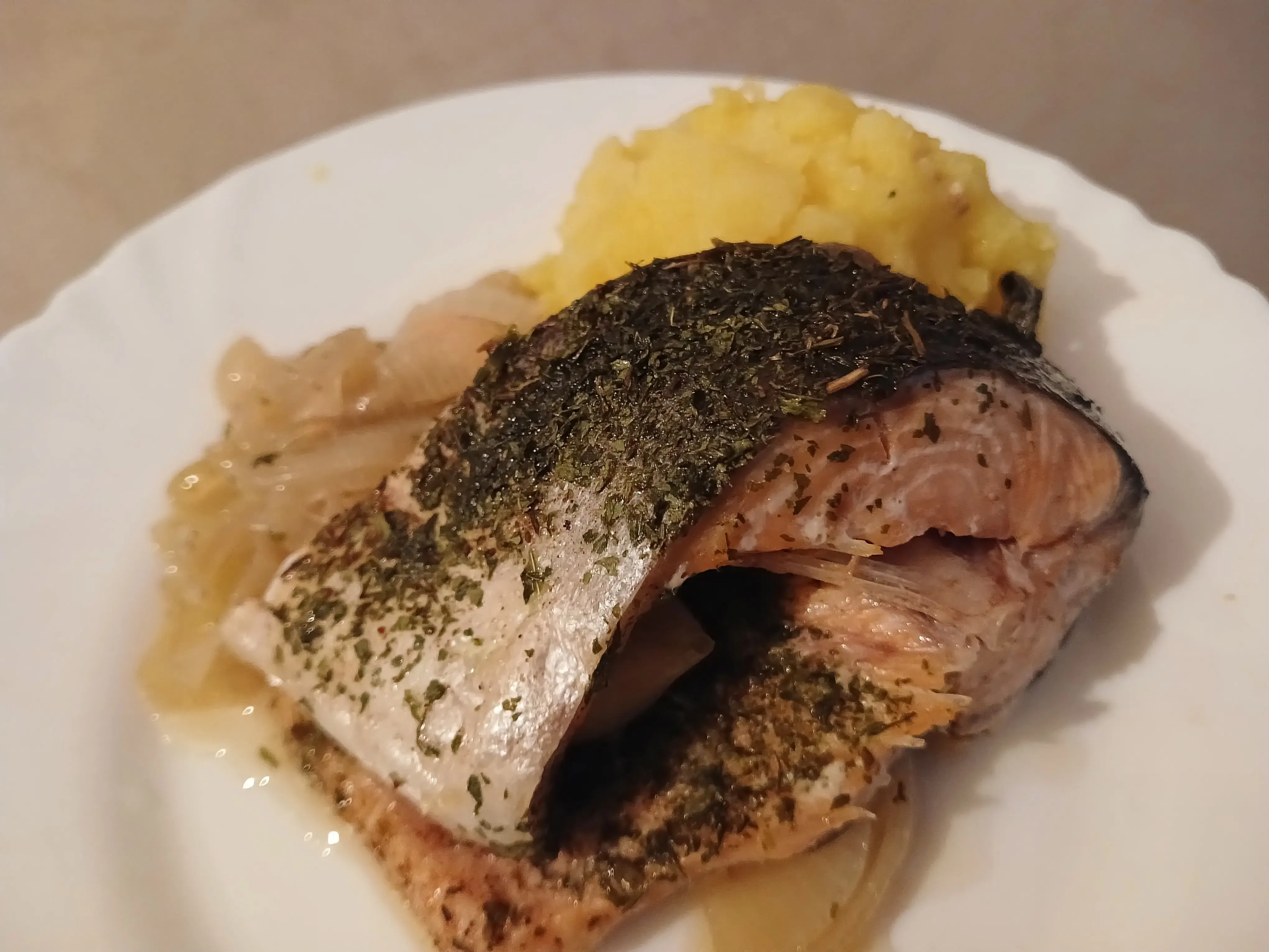 Горбуша с мускатным орехом и травами