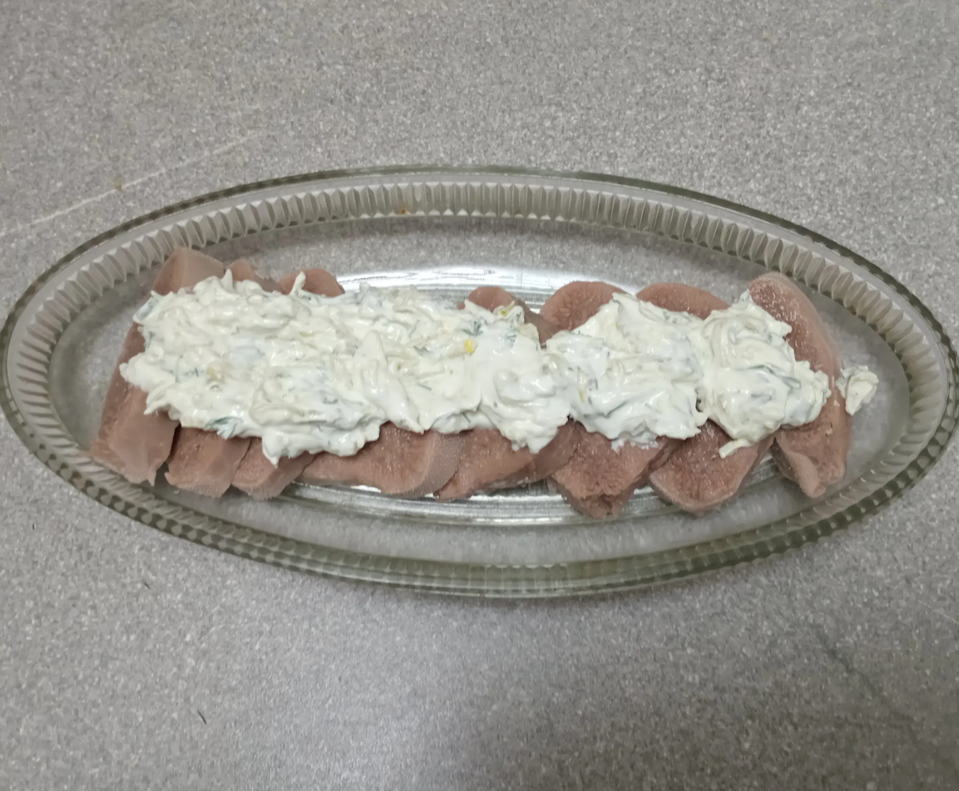 Говяжий язык под соусом тартар