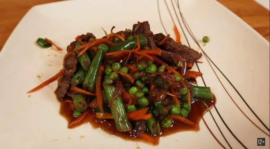 Говядина в азиатском соусе с фасолью