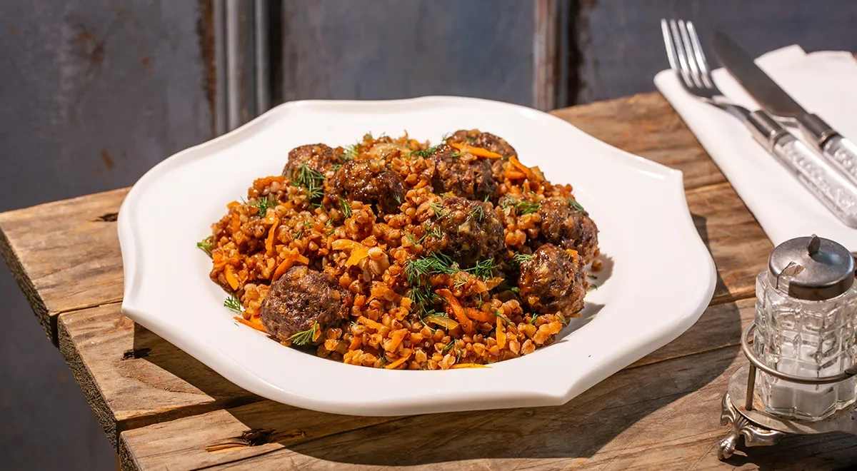 Гречка с фрикадельками на сковороде